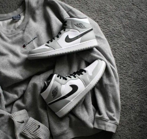 Nike Air Jordan Retro 1 Mid Smoke Grey Sneakers