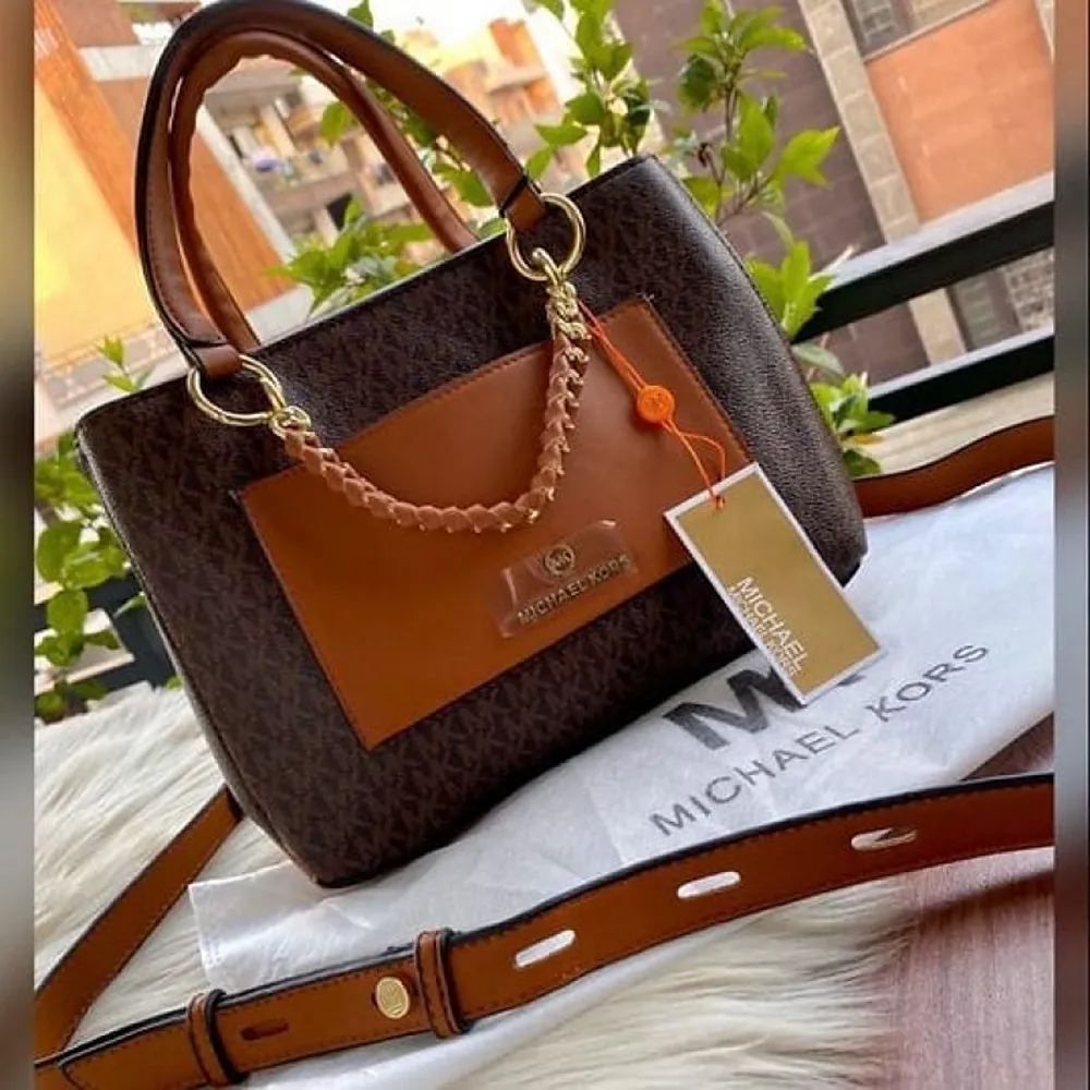 Luxurious Michael Kors Handbag For Women (CSO2320)