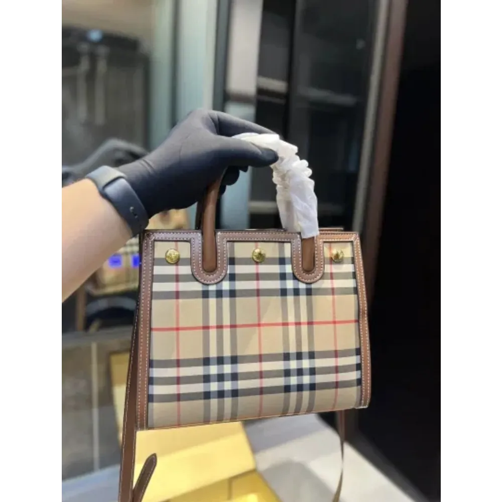 Luxurious Burberry Handbag For Women (CSO2189)